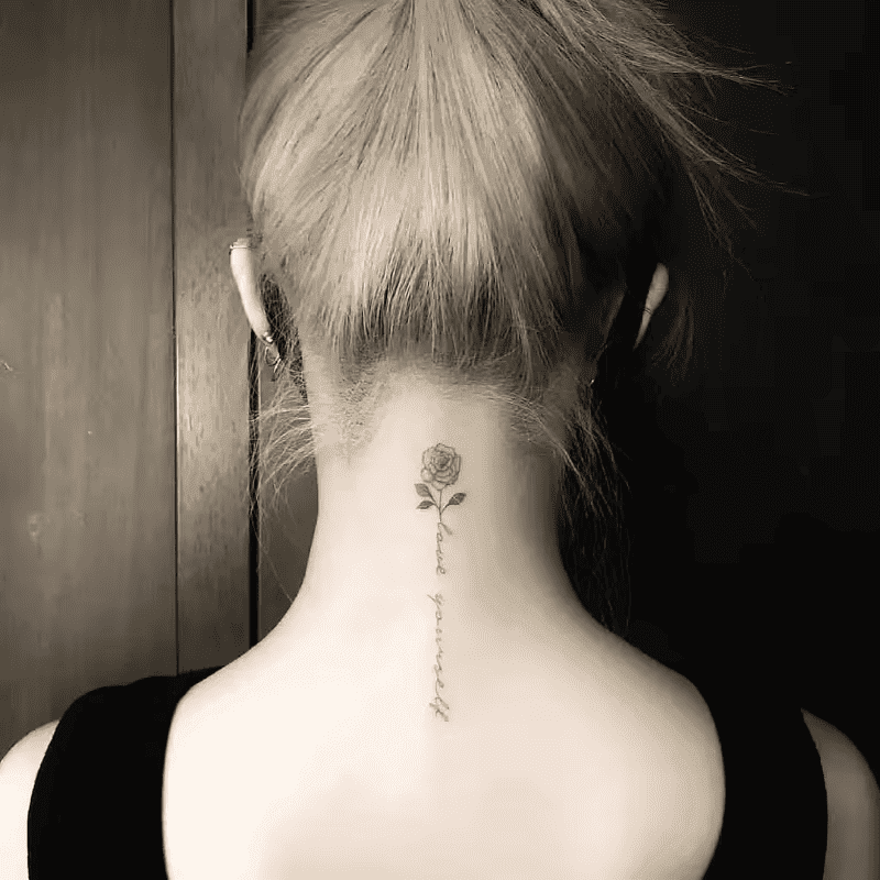 薔薇のレタリングタトゥー