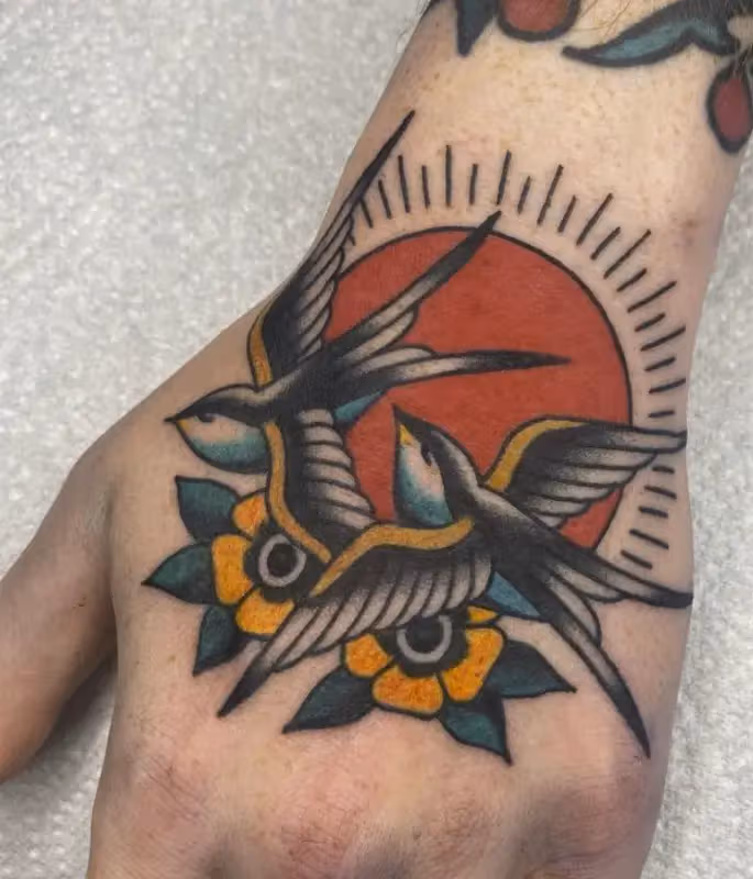 アメトラの手の甲ツバメタトゥー