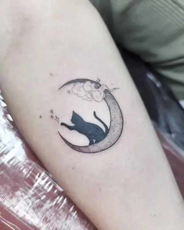 月と猫のタトゥー