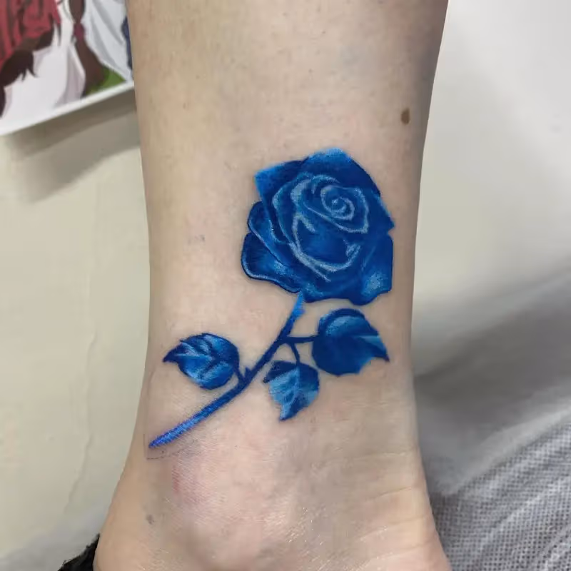 青の薔薇タトゥー