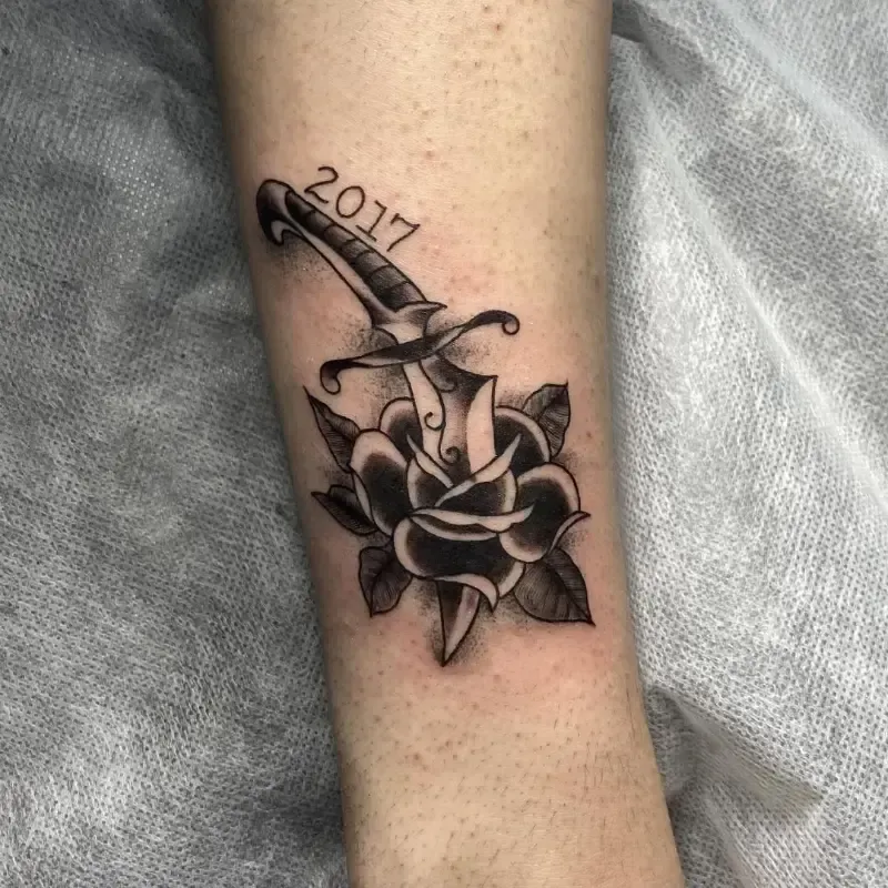 ダガーとバラのアメトラタトゥー