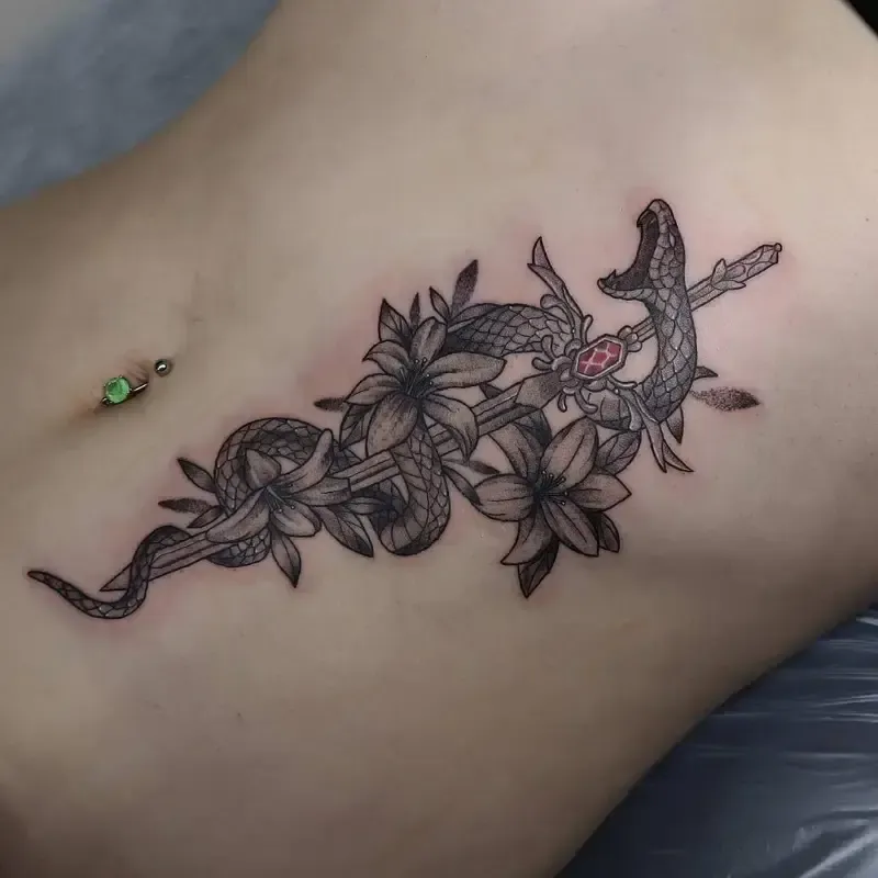 蛇と剣のタトゥー