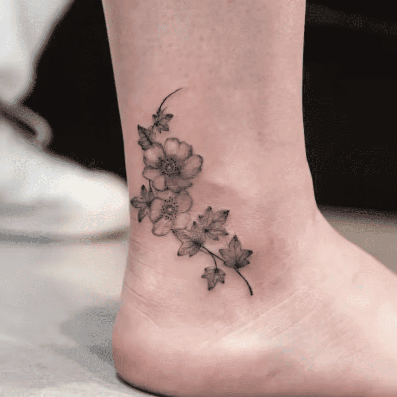 花の足首タトゥー