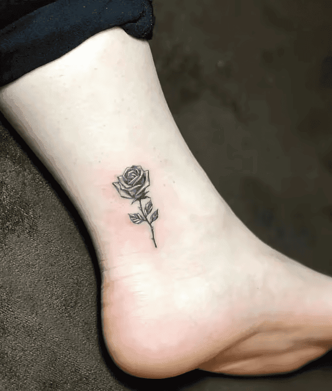 薔薇の足首タトゥー
